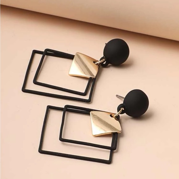 Earrings - Picture 1 of 2